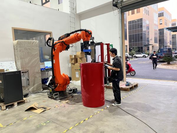 kuka robot for sanding transformer 